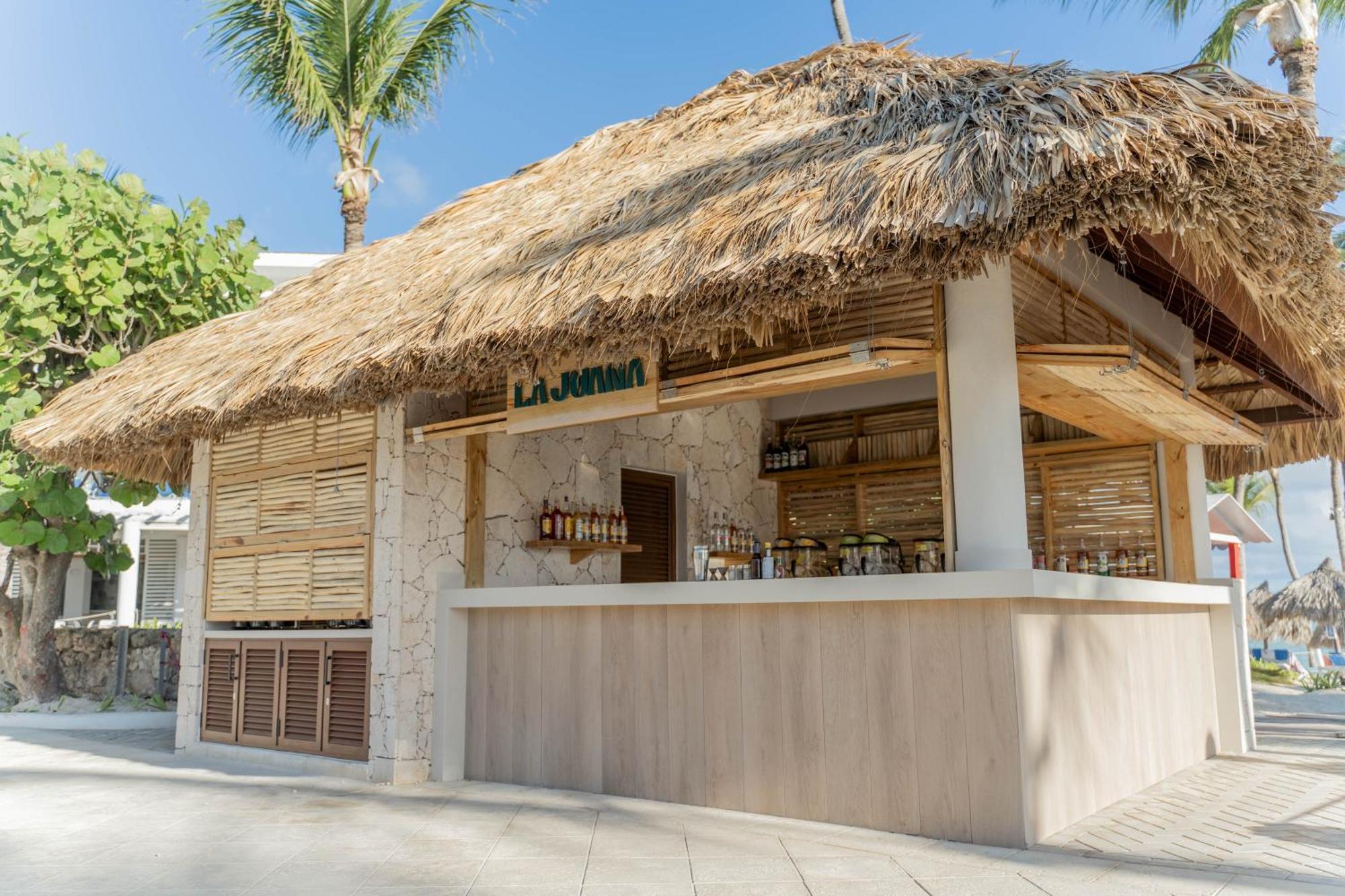 Bahia Principe Grand Punta Cana Exterior foto The bar at the beach