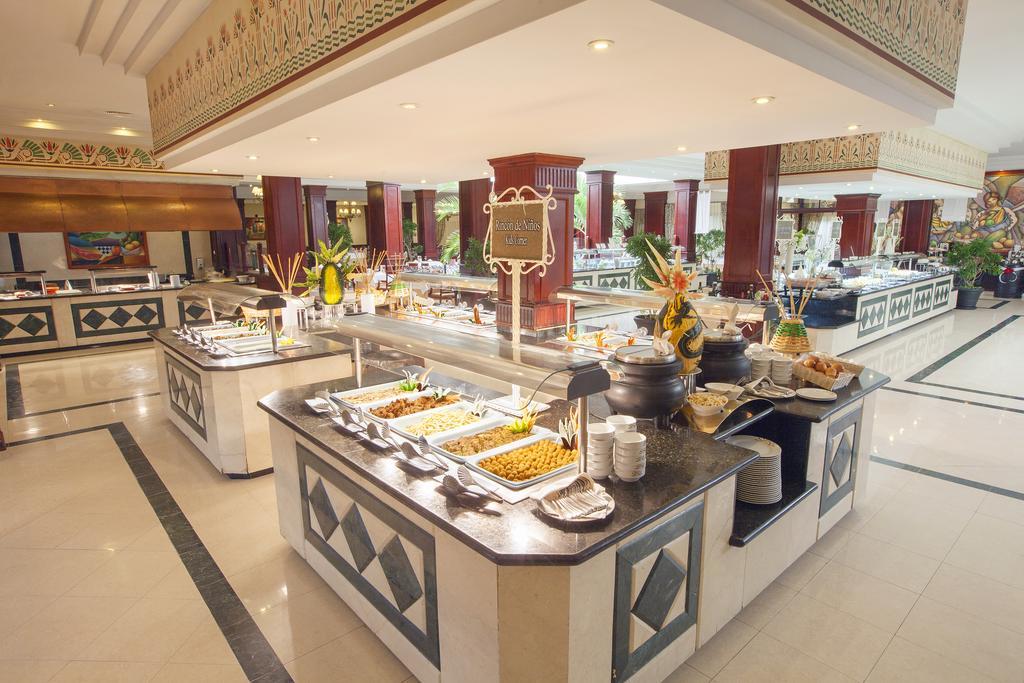 Bahia Principe Grand Punta Cana Exterior foto A buffet at a hotel