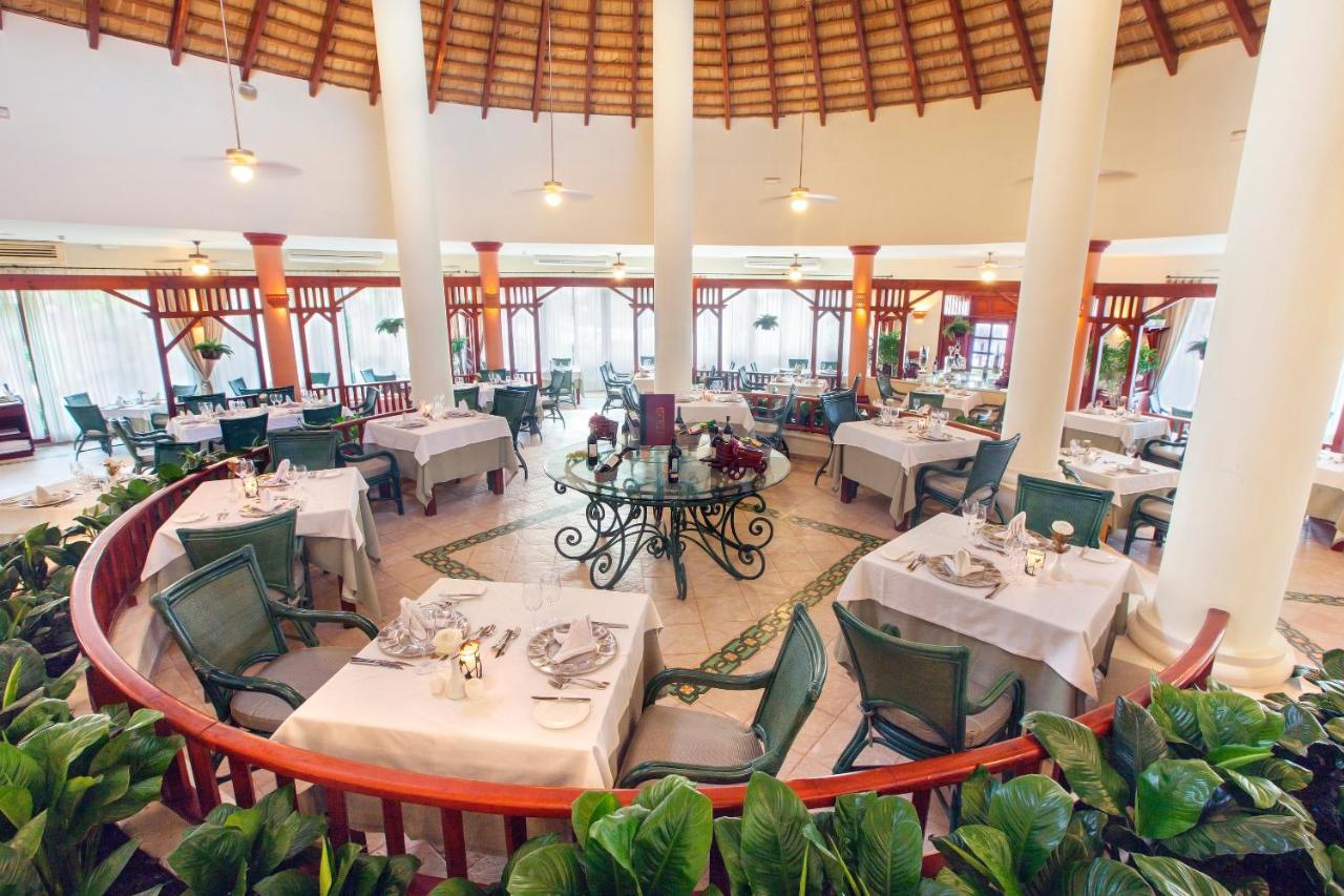 Bahia Principe Grand Punta Cana Exterior foto The restaurant at the hotel